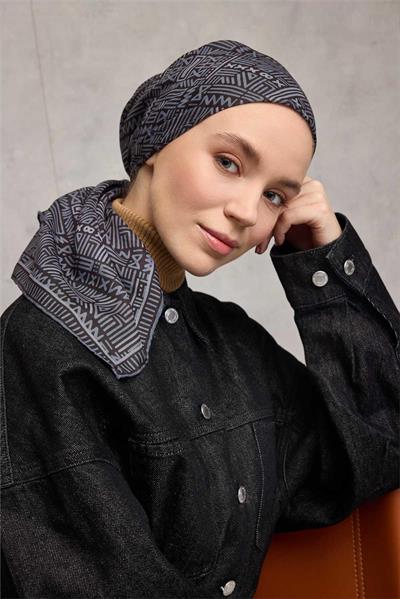Pamuk Polyester Soft Eşarp Koyu Siyah Geometrik Desenli Kaymaz Dokulu Tok Duruşlu 90x90