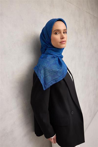 Pamuk Polyester Soft Eşarp Lacivert Geometrik Desenli Kaymaz Tok Duruşlu 90x90
