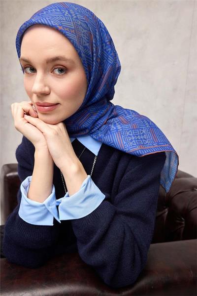 Pamuk Polyester Soft Eşarp Saks Mavisi Geometrik Desenli Kaymaz Tok Duruşlu 90x90