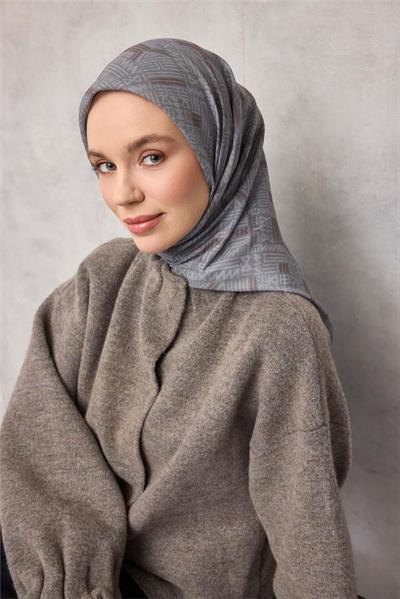 Pamuk Polyester Soft Eşarp Gri Geometrik Desenli Kaymaz Tok Duruşlu 90x90