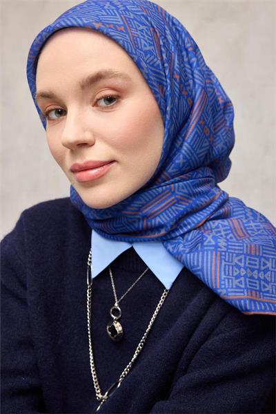 Pamuk Polyester Soft Eşarp Saks Mavisi Geometrik Desenli Kaymaz Tok Duruşlu 90x90