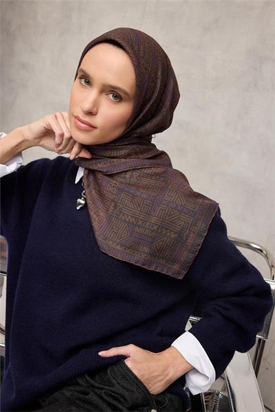 Pamuk Polyester Soft Eşarp Koyu Gri Geometrik Desenli Kaymaz Dokulu Tok Duruşlu 90x90