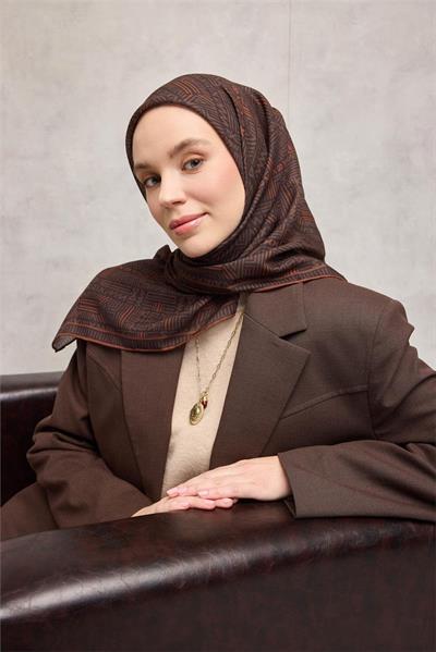 Pamuk Polyester Soft Eşarp Taba Geometrik Desenli Kaymaz Dokulu Tok Duruşlu 90x90