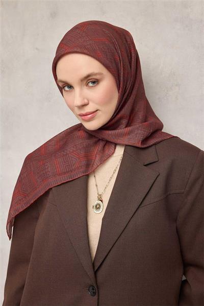 Pamuk Polyester Soft Eşarp Kiremit Geometrik Desenli Kaymaz Dokulu Tok Duruşlu 90x90