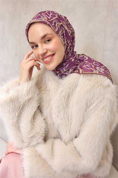 Pamuk Polyester Soft Eşarp Violet Zemin Krem-Hardal Lilyum Desenli Kaymaz Tok Duruşlu 90x90