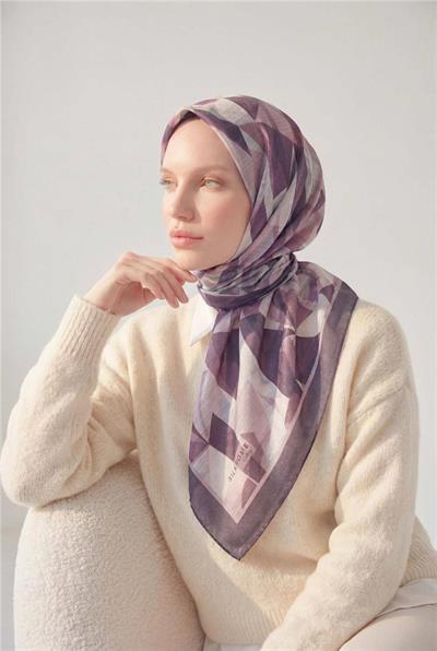 Shiny Dokulu Eşarp Füme Mor-Pudra Tonlu Geometrik Desenli Su Tutmaz Parlak 90x90