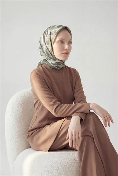 Shiny Dokulu Eşarp Zeytin Yeşili Haki Tonlu Geometrik Desenli Su Tutmaz Parlak 90x90