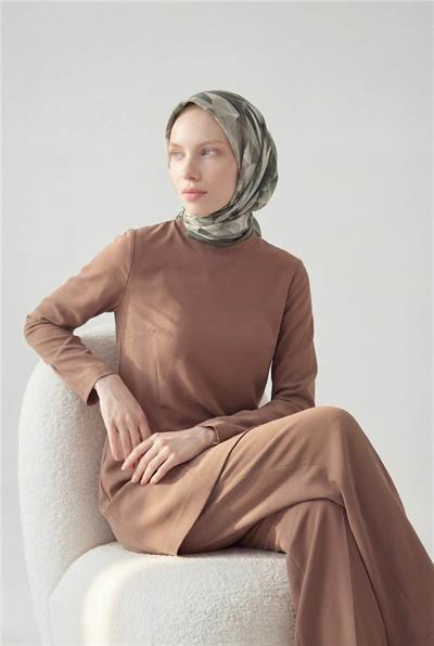 Shiny Dokulu Eşarp Zeytin Yeşili Haki Tonlu Geometrik Desenli Su Tutmaz Parlak 90x90