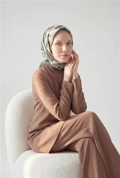 Shiny Dokulu Eşarp Zeytin Yeşili Haki Tonlu Geometrik Desenli Su Tutmaz Parlak 90x90