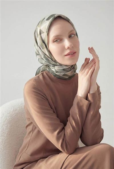 Shiny Dokulu Eşarp Zeytin Yeşili Haki Tonlu Geometrik Desenli Su Tutmaz Parlak 90x90