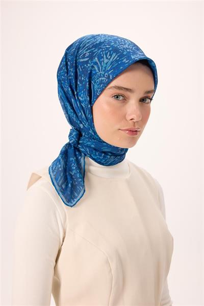 İnce Pamuk Soft Eşarp Lacivert-Bebe Mavi Desenli Kaymaz Dokulu Tok Duruşlu 90x90
