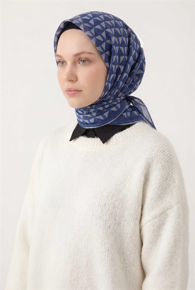 Pamuk Karışımlı Eşarp Gece Mavisi Geometrik Üçgen Desen Soft Dokulu Kaymaz 90X90