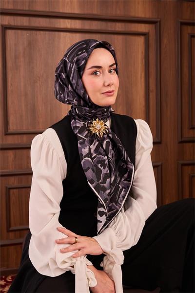 Twill İpek Eşarp Siyah–Çelik Mavi–Beyaz–Gümüş Desenli Tok Duruşlu 90x90