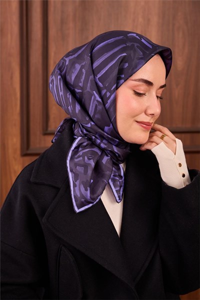 Twill İpek Eşarp Fosfor Mor–Lacivert–Füme Desenli Tok Duruşlu 90X90