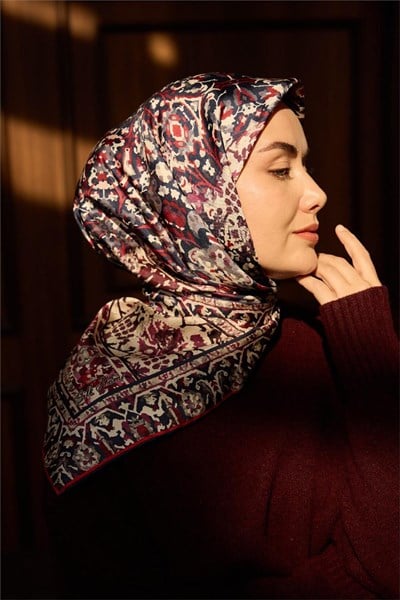 Twill İpek Eşarp Lacivert–Bordo Desenli Tok Duruşlu Kaymaz 90X90