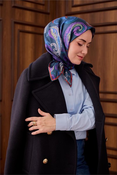 Twill İpek Eşarp Petrol Yeşili–Mor Desenli Tok Duruşlu 90X90