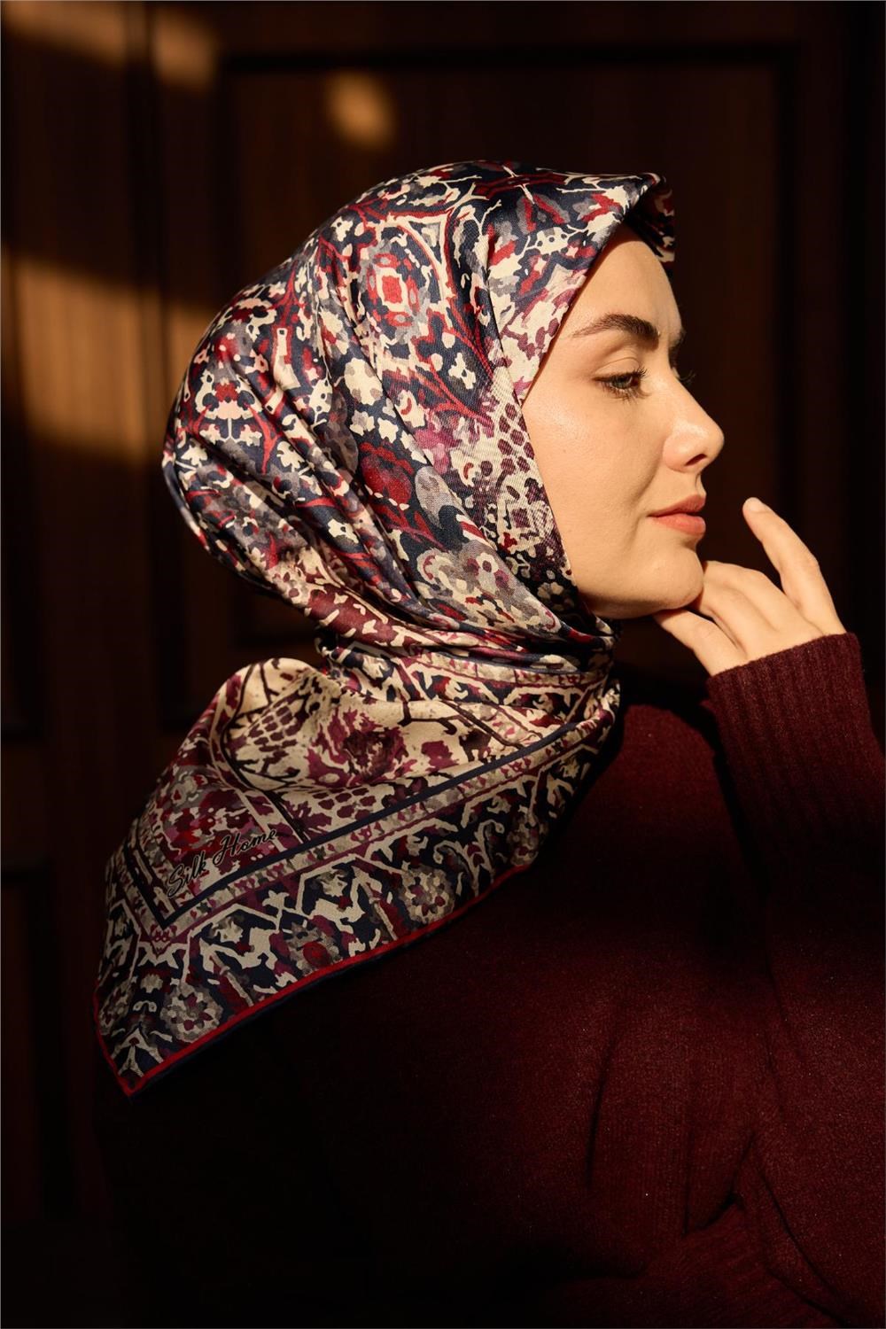 Twill İpek Eşarp Lacivert–Bordo Desenli Tok Duruşlu Kaymaz 90X90