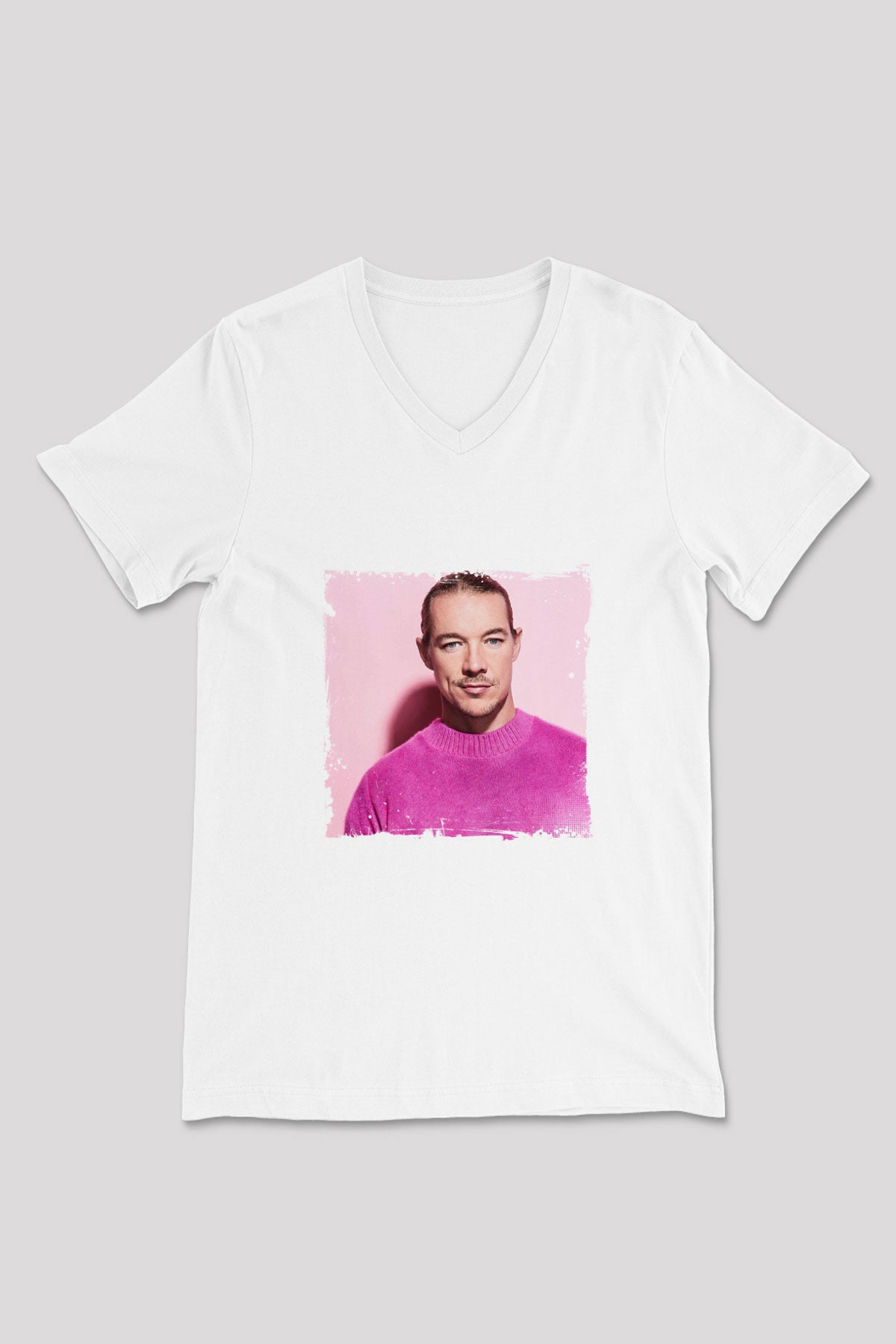 Diplo Baskılı Beyaz V Yaka Unisex Tişört