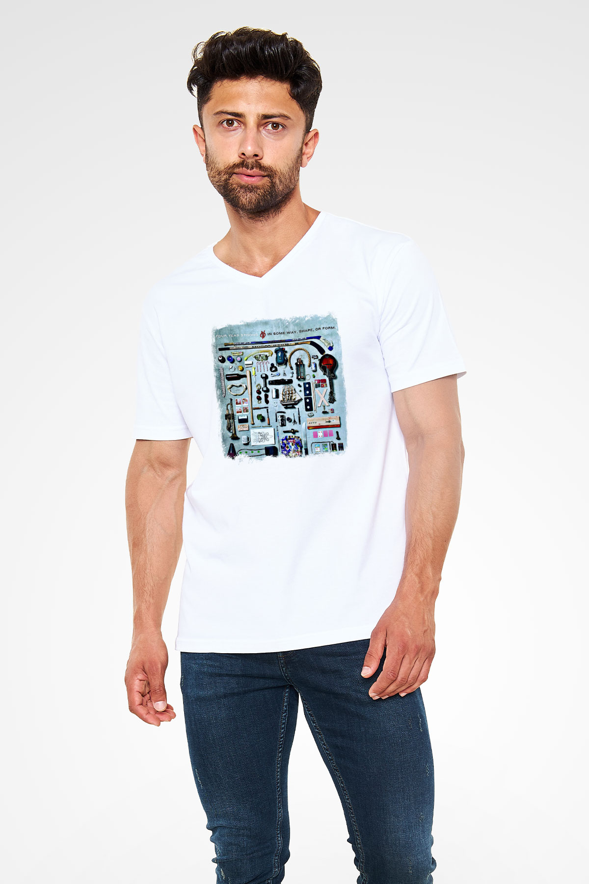 Four Year Strong Baskılı Unisex Beyaz V Yaka Tişört