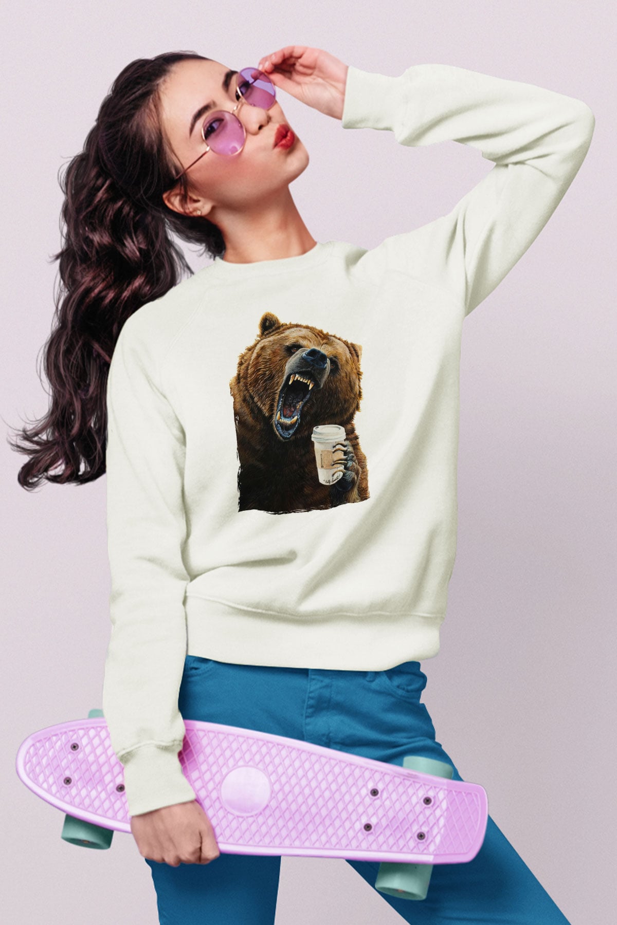 Kahve İçen Sinirli Ayı Baskılı Beyaz  Sweatshirt