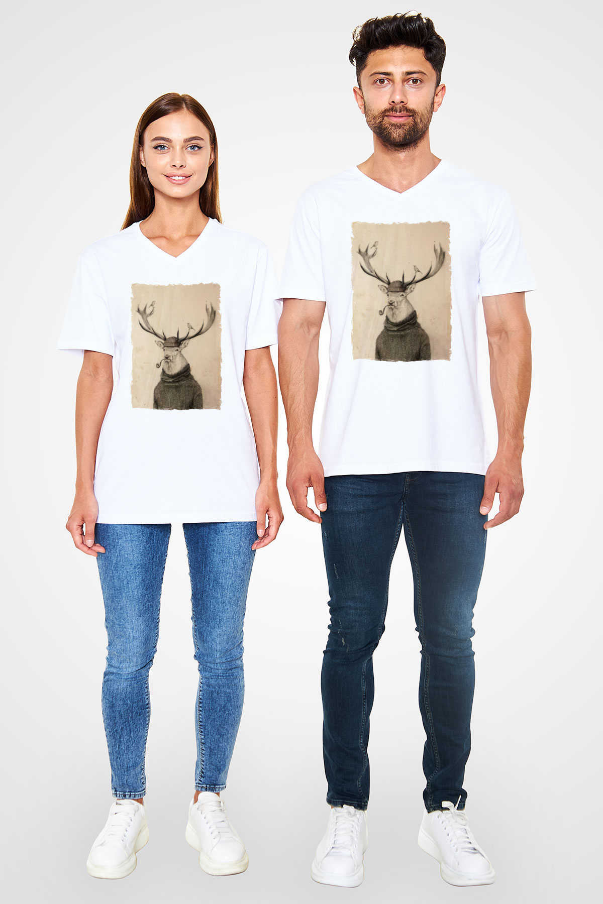 Pipo İçen Geyik Baskılı Unisex Beyaz  V Yaka Tişört