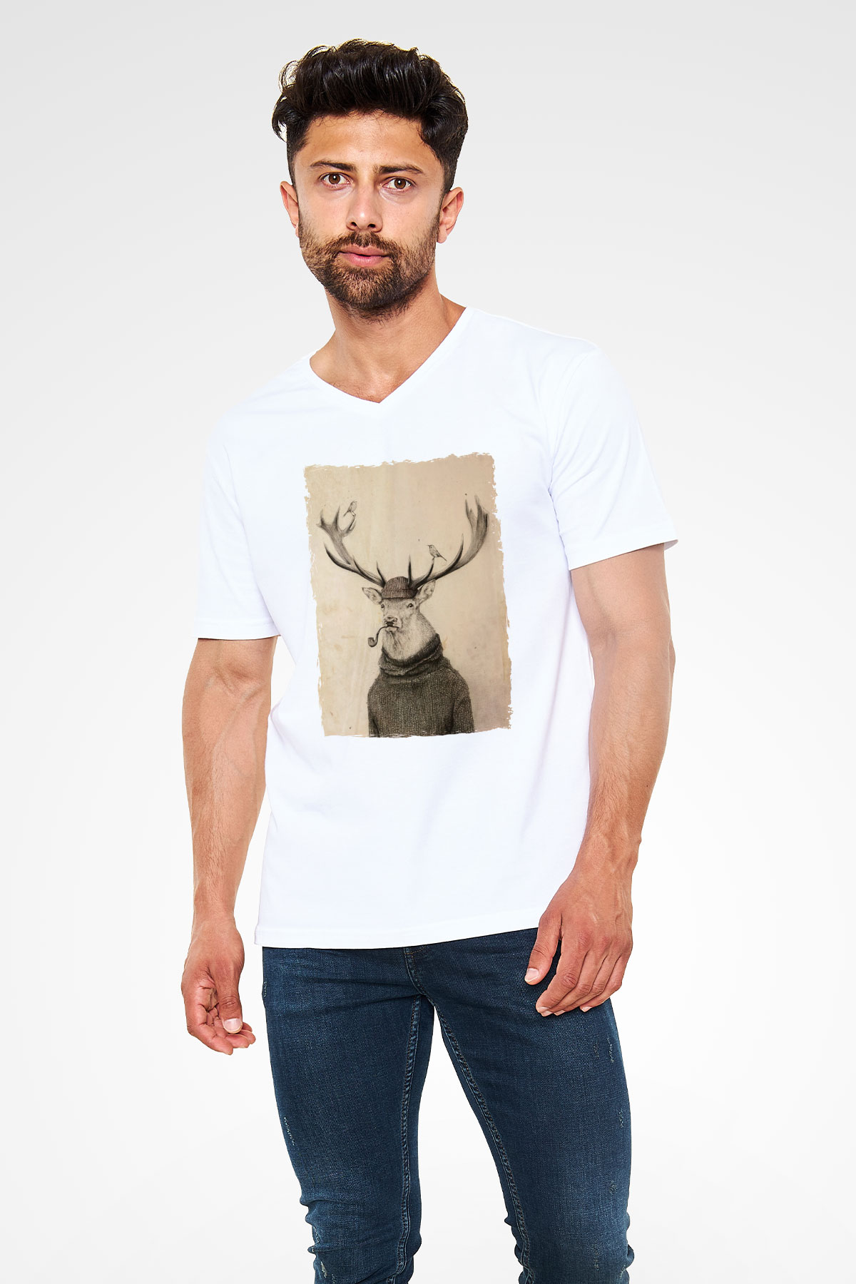 Pipo İçen Geyik Baskılı Unisex Beyaz  V Yaka Tişört