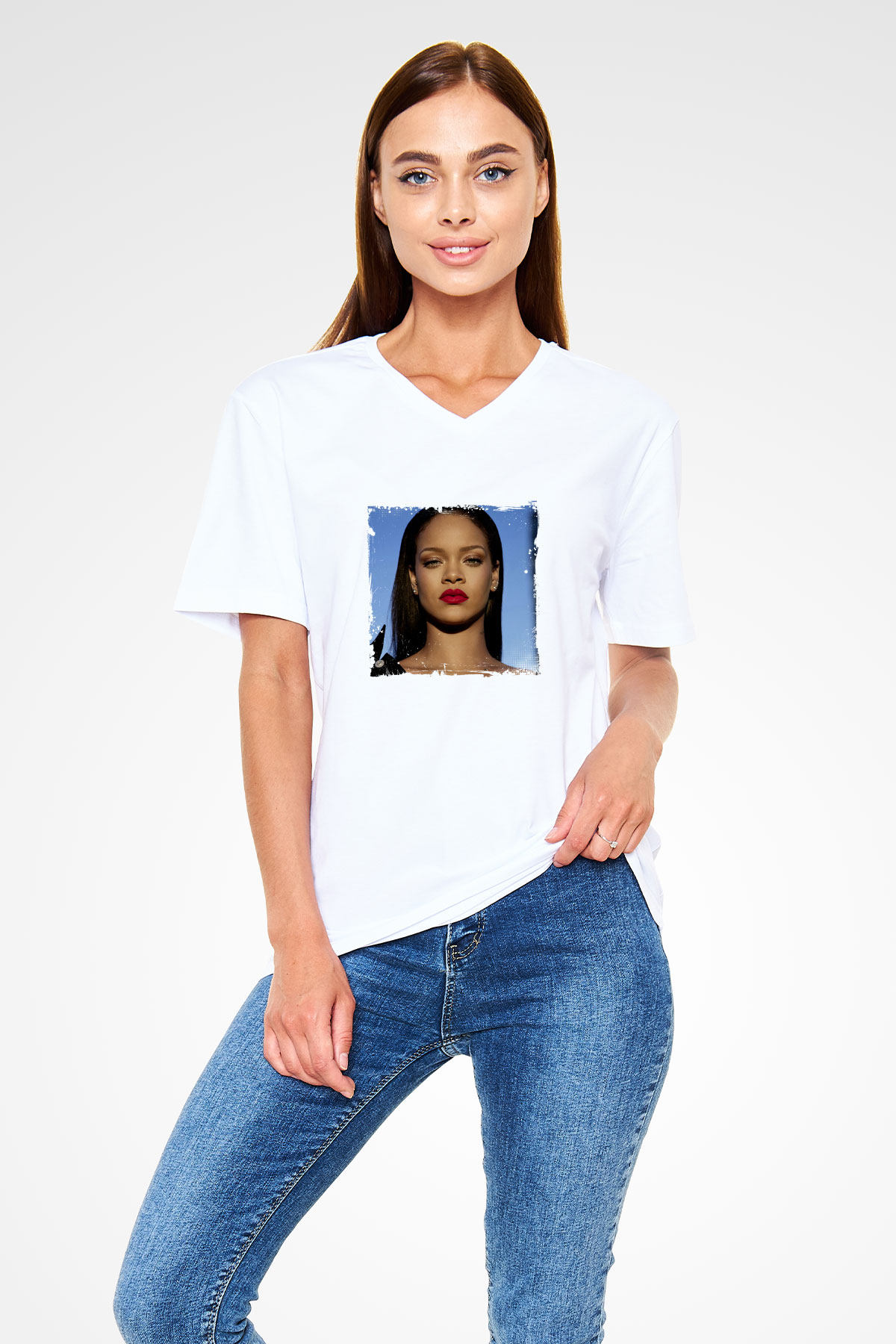 Rihanna Baskılı Beyaz V Yaka Unisex Tişört