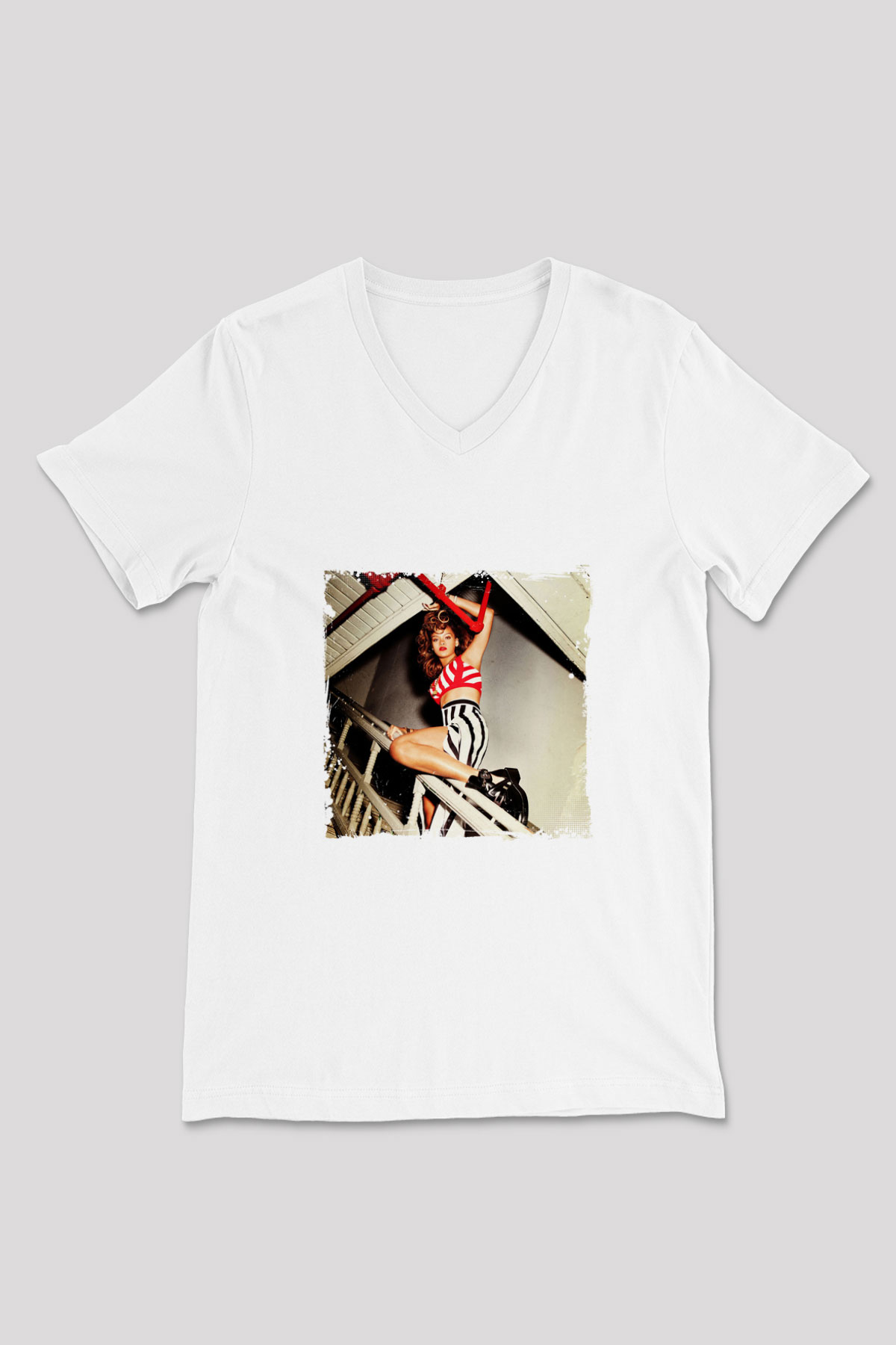 Rihanna Baskılı Beyaz V Yaka Unisex Tişört