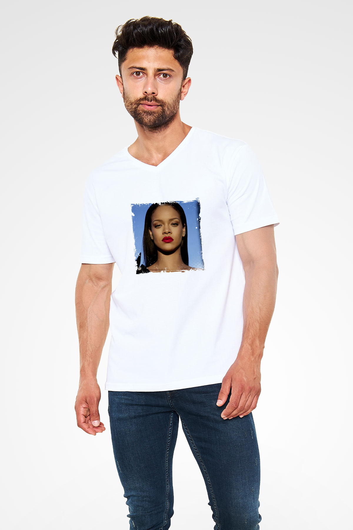 Rihanna Baskılı Beyaz V Yaka Unisex Tişört