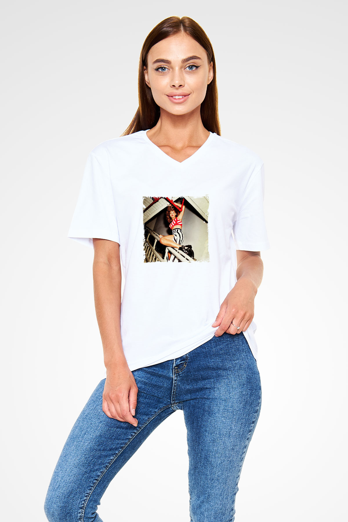 Rihanna Baskılı Beyaz V Yaka Unisex Tişört