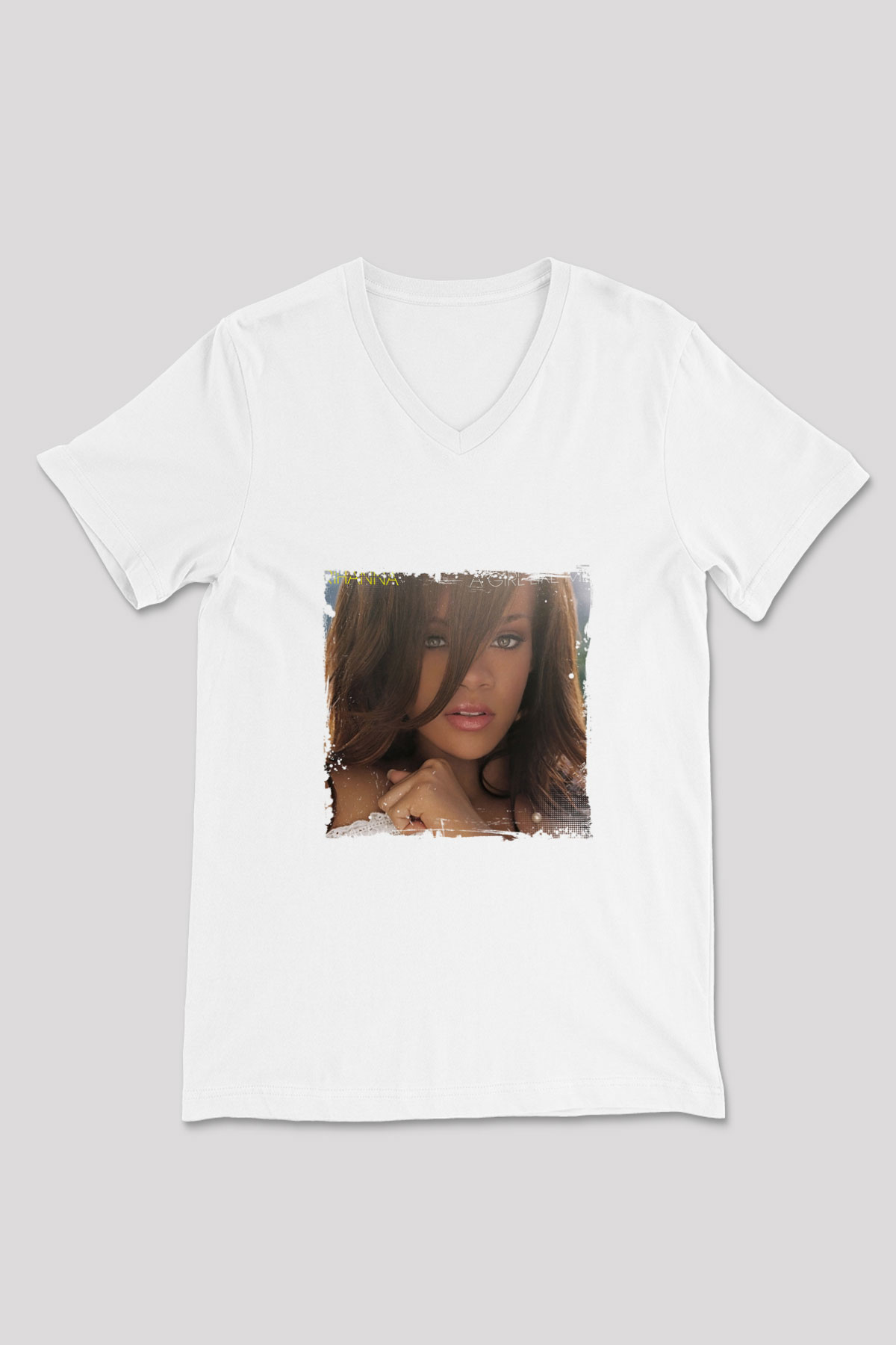 Rihanna Baskılı Beyaz V Yaka Unisex Tişört