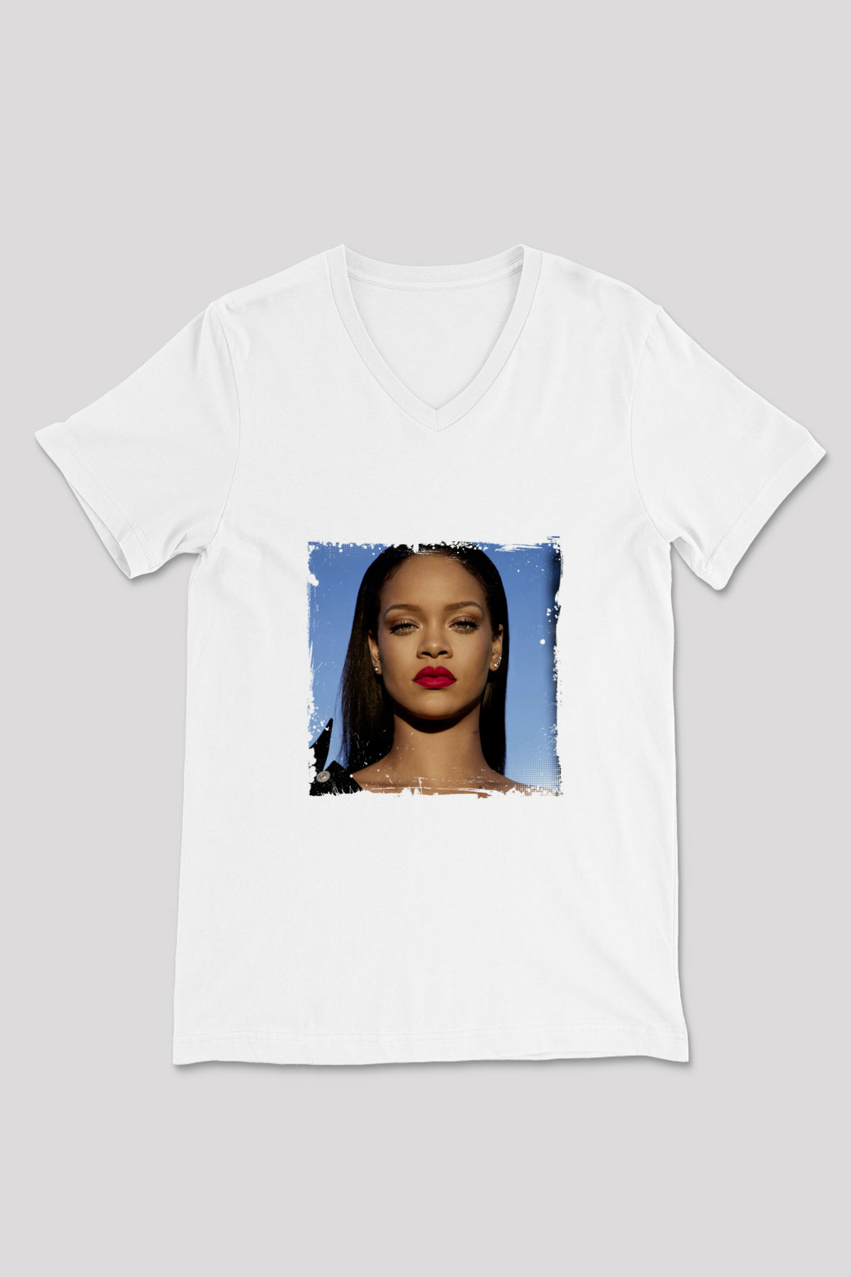Rihanna Baskılı Beyaz V Yaka Unisex Tişört