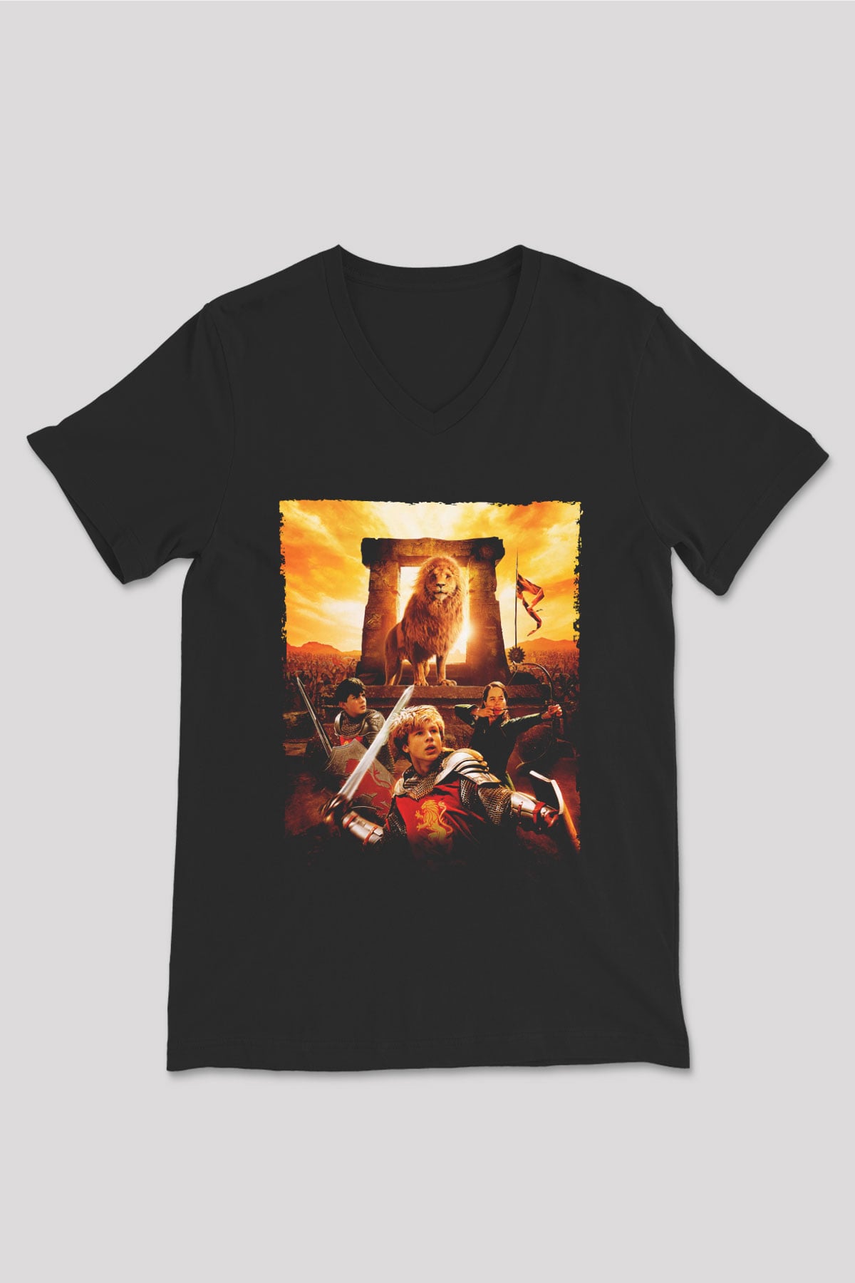 Unisex Narnia Günlükleri Aslan, Cadı ve Dolap (The Chronicles of Narnia The Lion, the Witch and the Wardrobe) Baskılı Siyah V Yaka T-shirt