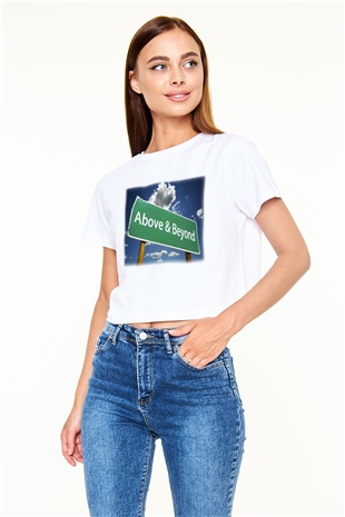 Above and Beyond Beyaz Croptop Tişört