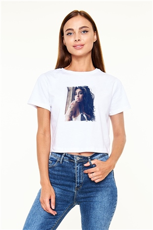 Amy Winehouse Baskılı Beyaz Kadın Crop Top Tişört