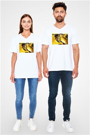 Attack On Titan Baskılı Beyaz Unisex V Yaka Tişört - Tshirt