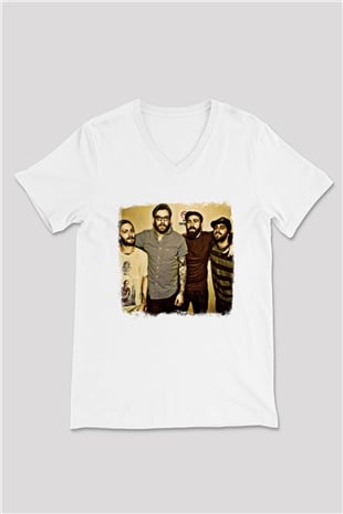 Four Year Strong Baskılı Unisex Beyaz V Yaka Tişört