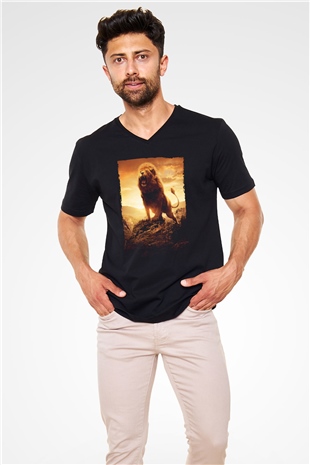 Unisex Narnia Günlükleri Aslan, Cadı ve Dolap (The Chronicles of Narnia The Lion, the Witch and the Wardrobe) Baskılı Siyah V Yaka Tshirt