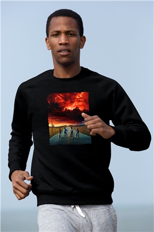 Unisex Stranger Things Baskılı Siyah Sweatshirt