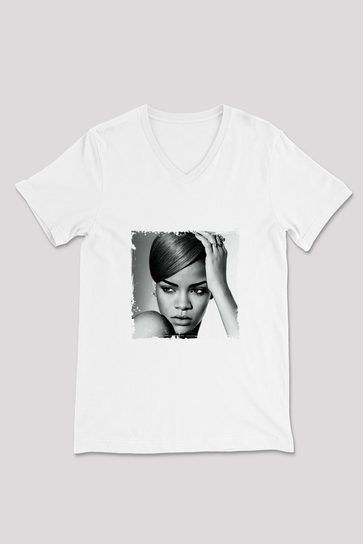 Rihanna Baskılı Beyaz V Yaka Unisex Tişört
