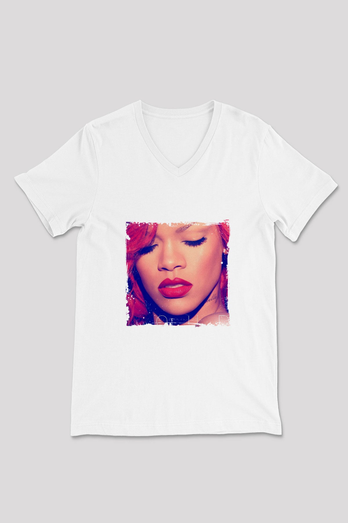 Rihanna Baskılı Beyaz V Yaka Unisex Tişört