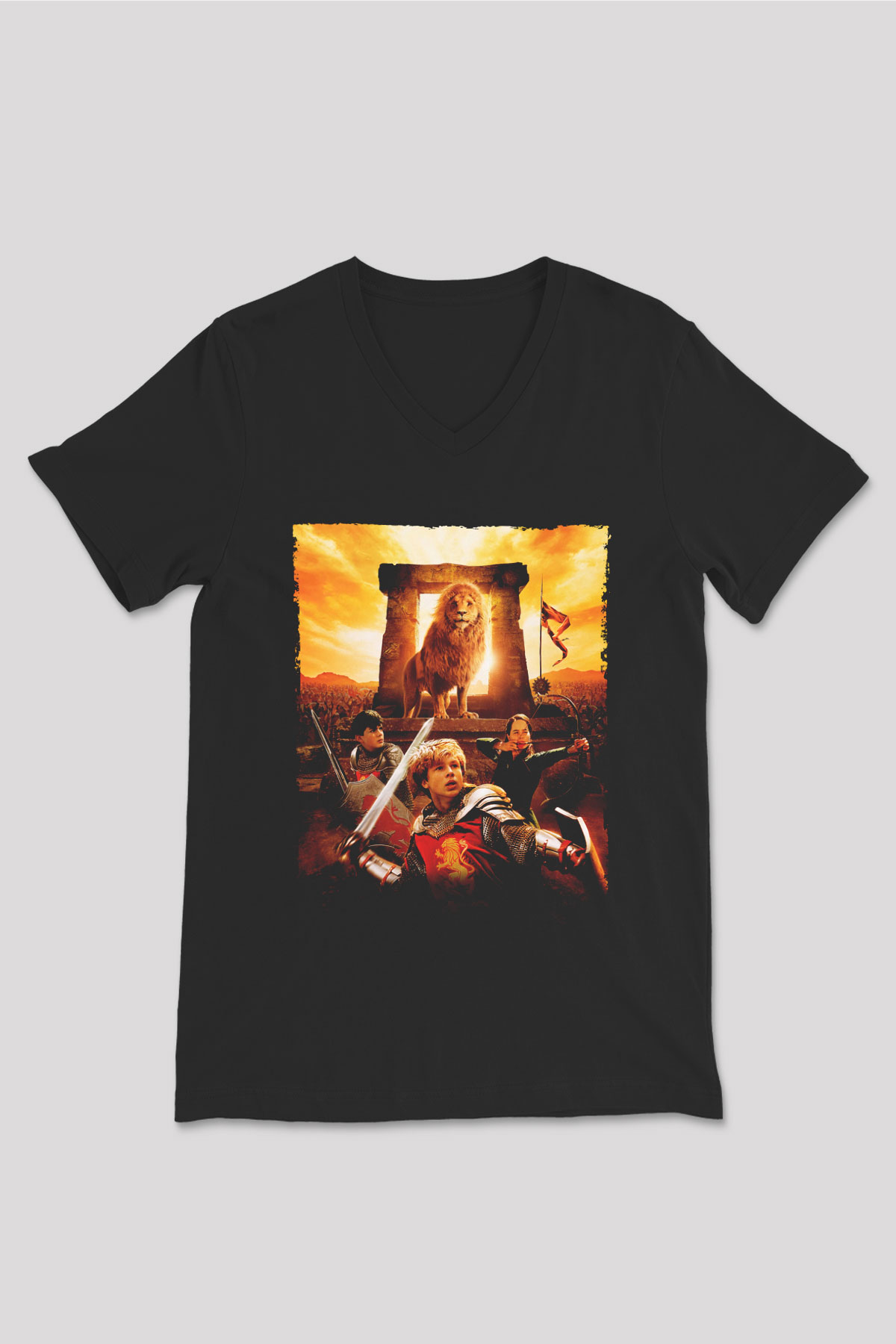 Unisex Narnia Günlükleri Aslan, Cadı ve Dolap (The Chronicles of Narnia The Lion, the Witch and the Wardrobe) Baskılı Siyah V Yaka T-shirt