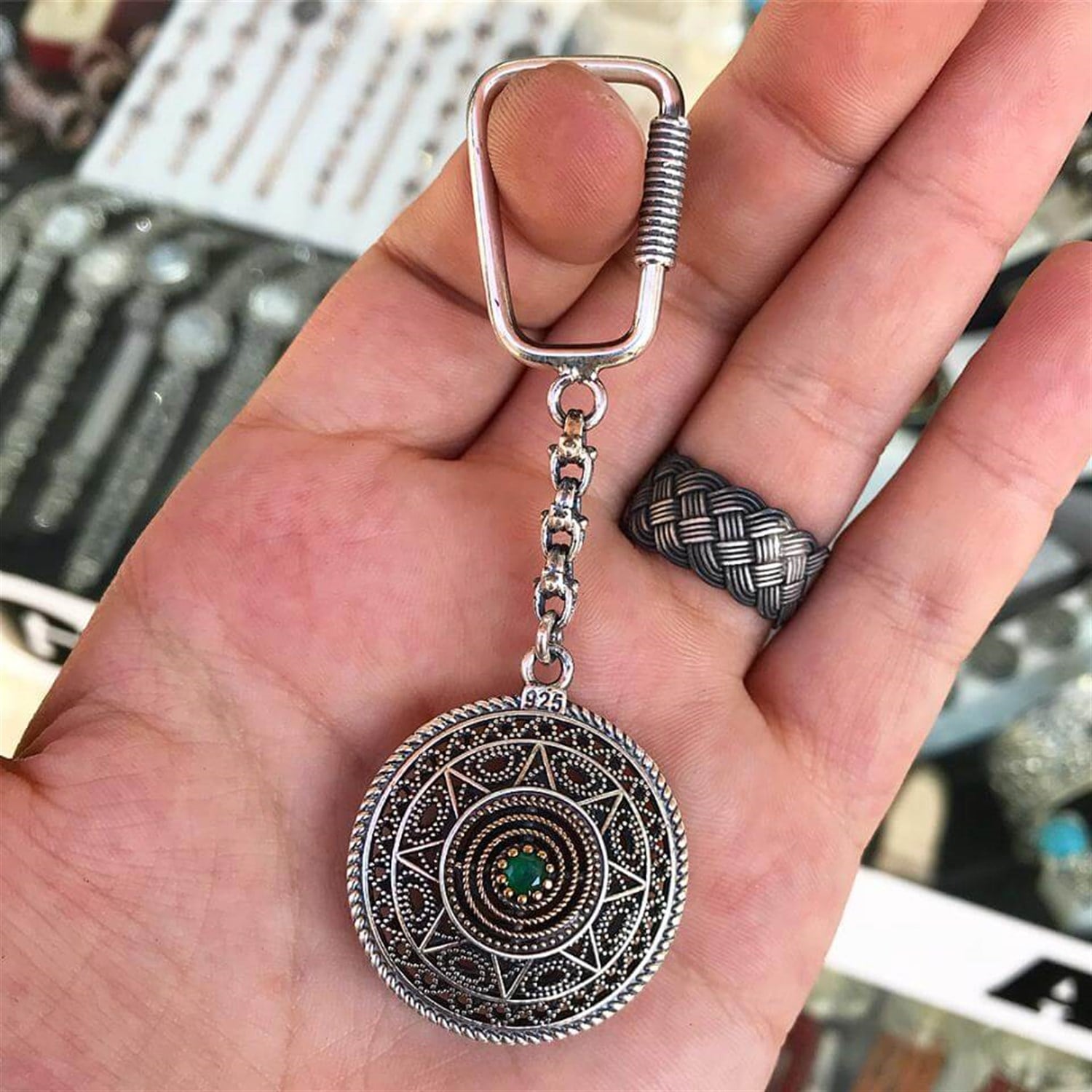 Yakut ve Zümrüt Taşlı 925 Ayar Telkari Gümüş Anahtarlık