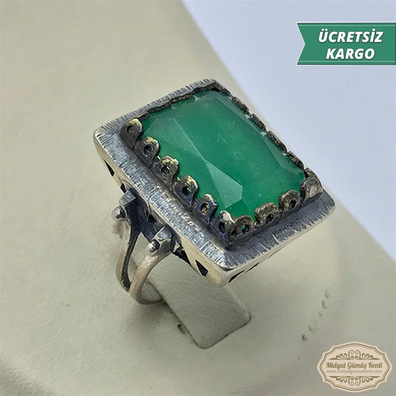 Zümrüt Taşlı Kare Model 925 Ayar Otantik Bayan Gümüş Yüzük