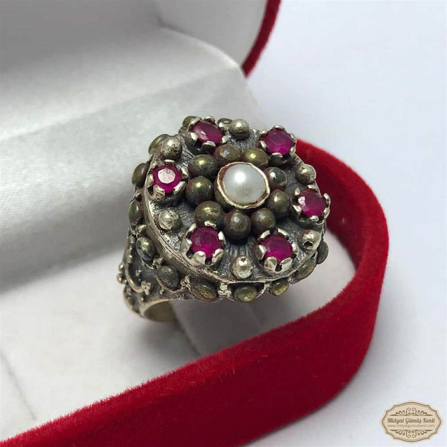 Oniks Taşlı Tuğra İşlemeli Model Bayan Otantik Gümüş Yüzük 