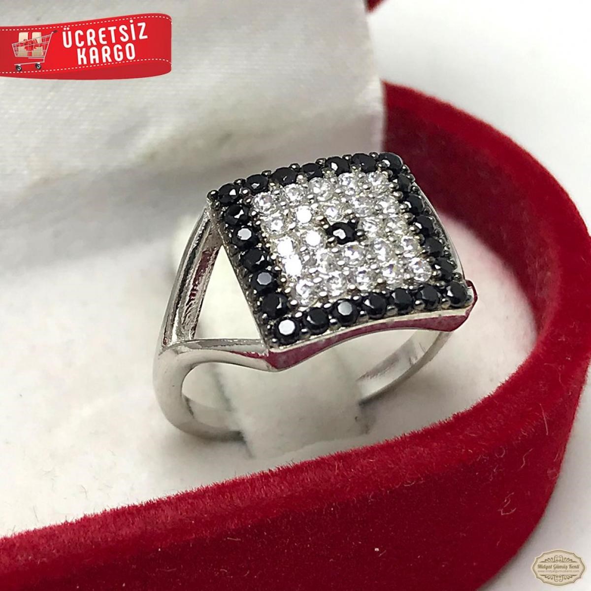 Zirkon Taşlı Kare Model 925 Ayar Gümüş Yüzük