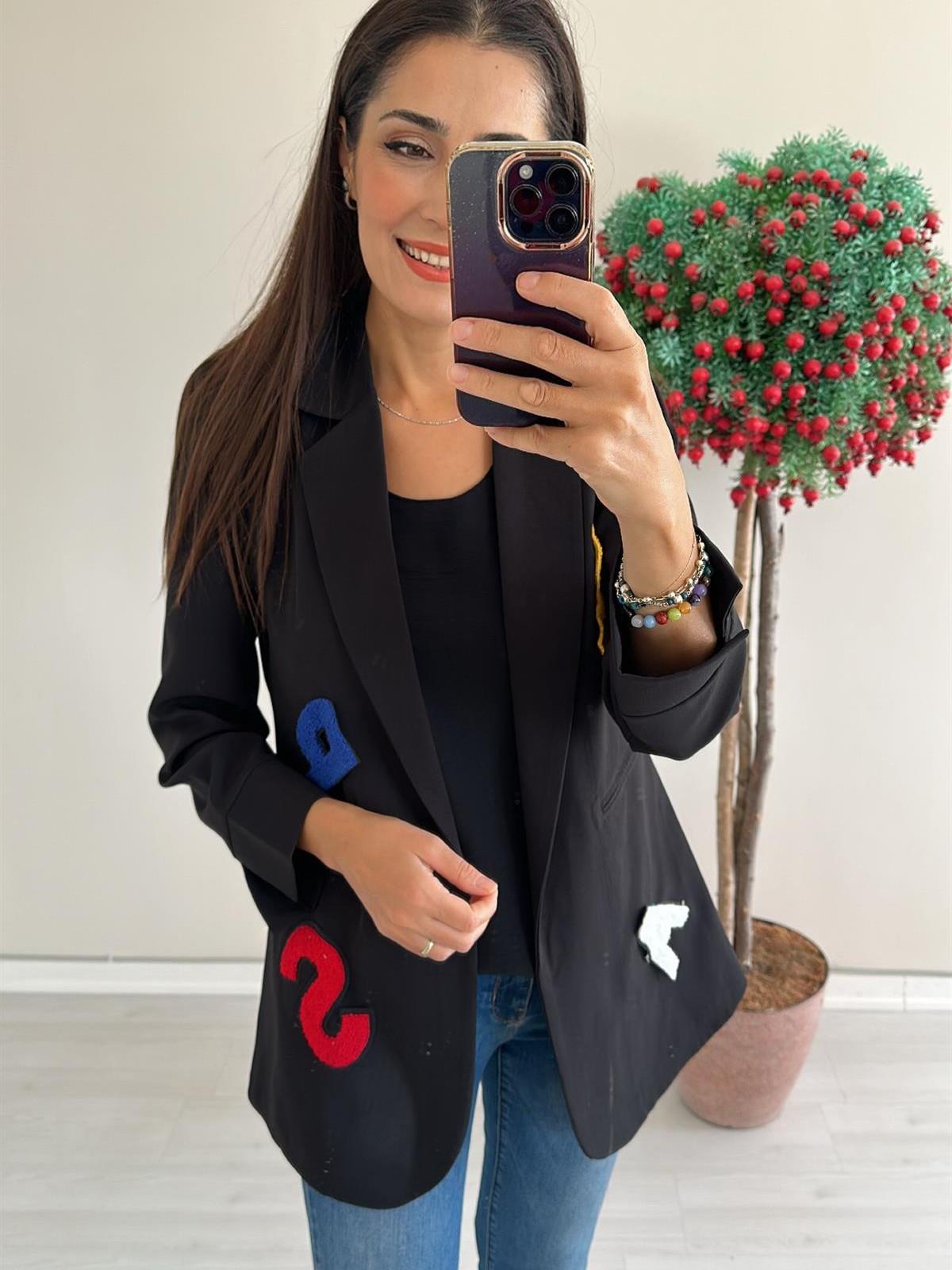 Siyah Layla Harf Detaylı Ceket