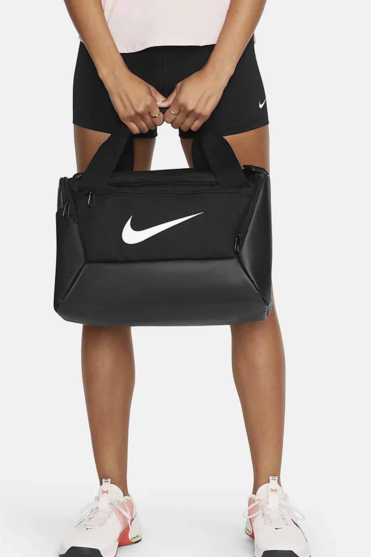 NIKESpor ve Seyehat ÇantasıNike Antrenman Spor Çantası (Ekstra Küçük Boy, 25 L)  DM3977-010-SIYAH
