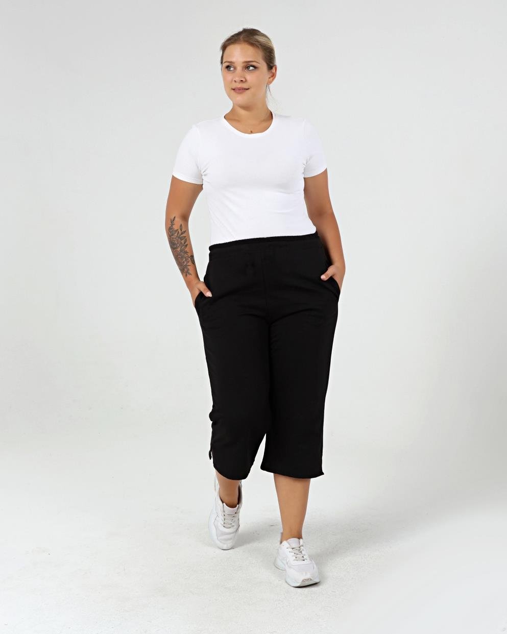 Büyük Beden Beli Bağcıklı Paça Yırtmaç Detaylı Kapri SiyahCurvy TrendBüyük Beden Paça Yırtmaç Detaylı Kapri Siyah