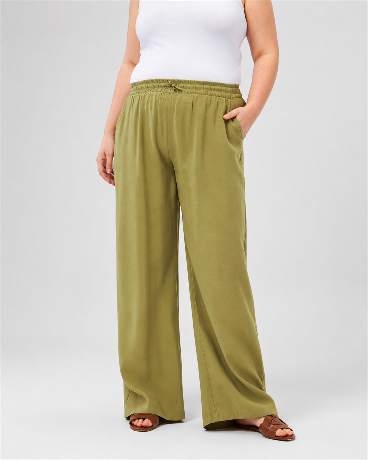 Büyük Beden Beli Lastikli Geniş Paça Pantolon OliveCurvy TrendBüyük Beden Beli Lastikli Geniş Paça Pantolon Olive